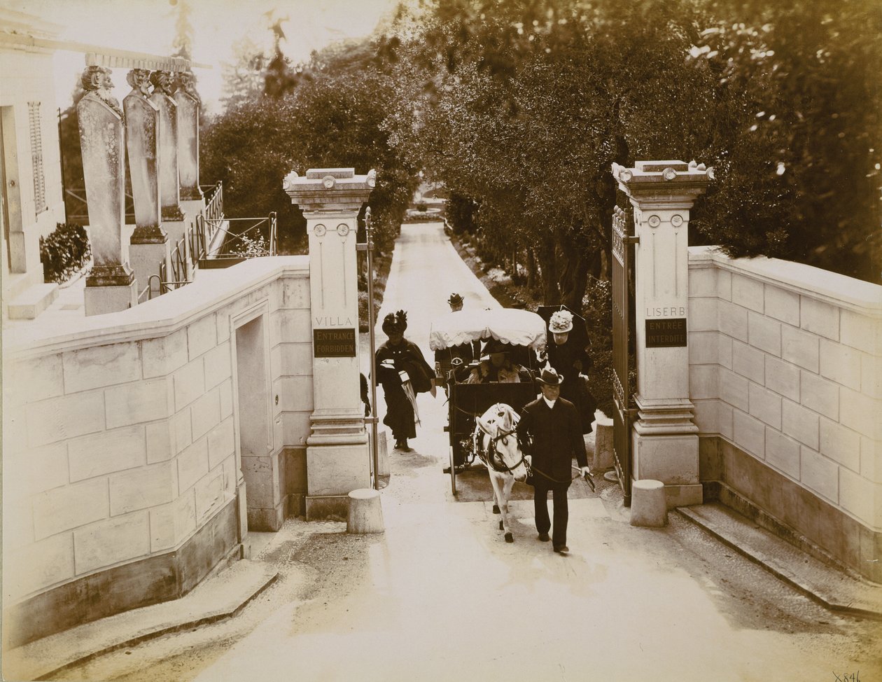 Dronning Victoria (1819-1901) ved portene til Villa Liserb, Sør-Frankrike av English School