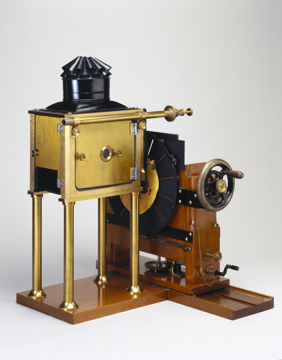 Replika av zoopraxiscope designet av Eadweard Muybridge (1830-1904) 1880 (tre) (se også 3607) av English School