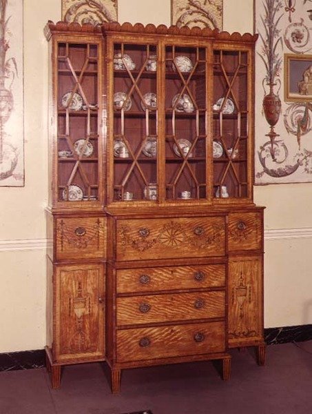 Secretaire bokhylle med innlagt og malt dekor, 1790 (sateng) av English School