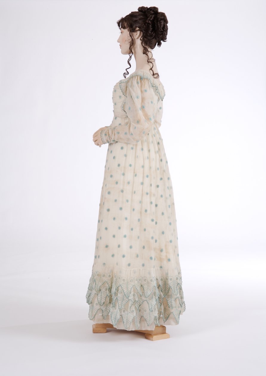 Sidevisning av en dagskjole, ca. 1815 (bomullsmuslin brodert med blå ull) av English School