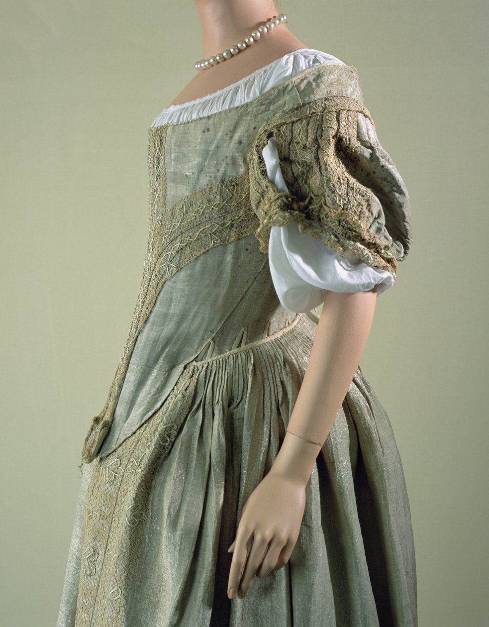 Sølvvevskjole, 1660-tallet (silke, blonder og sølvmetalltråd) av English School