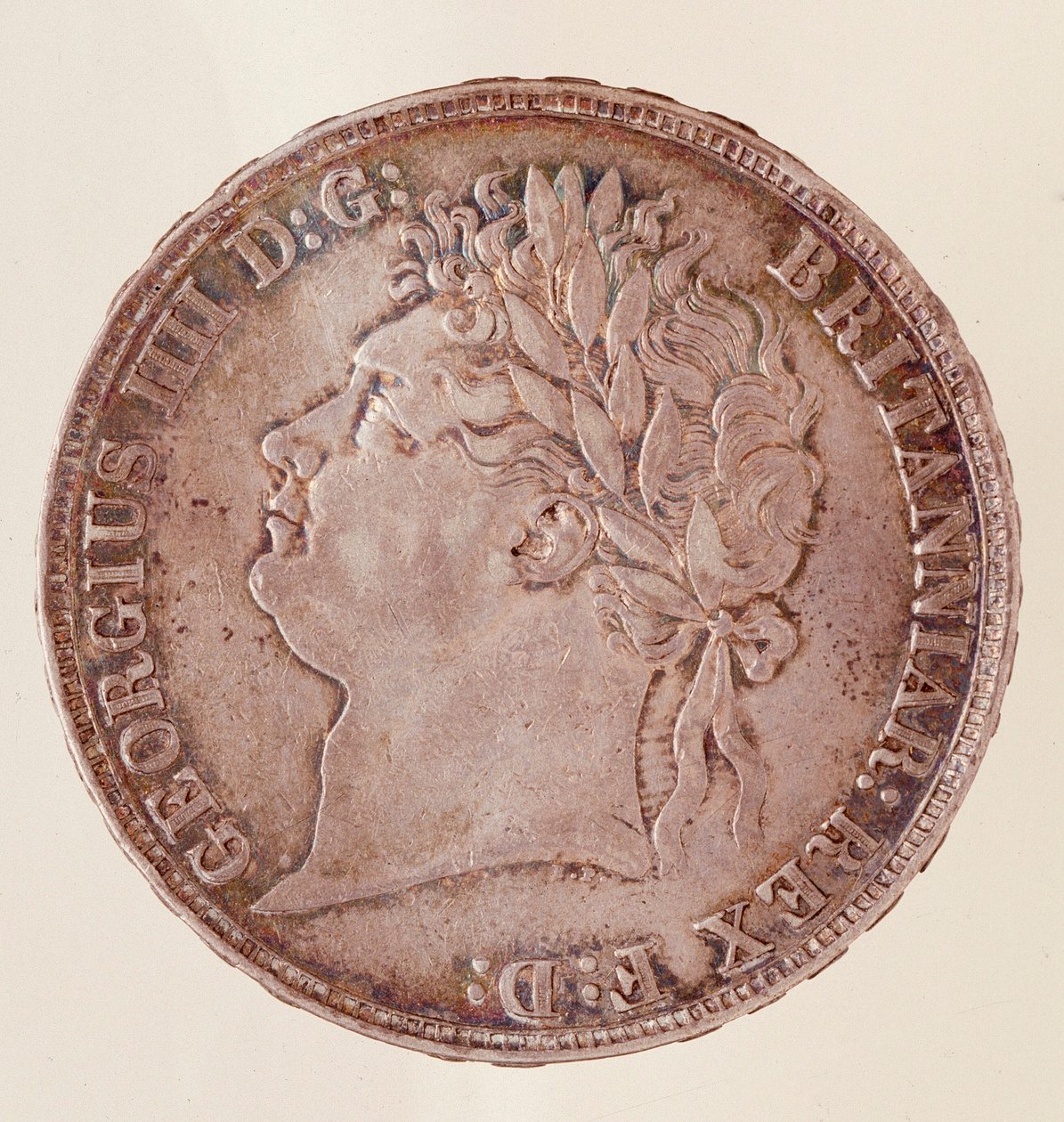 Sølv engelsk krone, regjeringstid til kong George IV (1820-1830). Diam. 3,7 cm Napoli, museo archeologico av English School