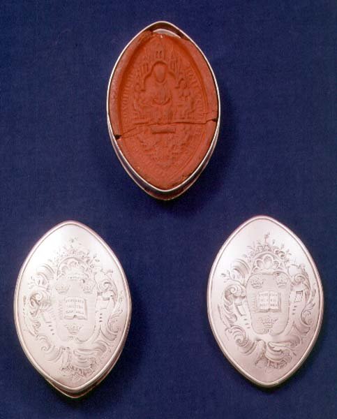 Skippet-bokser gravert med våpenskjold i rokokko-kartusjer, London, 1740 (sølv) av English School