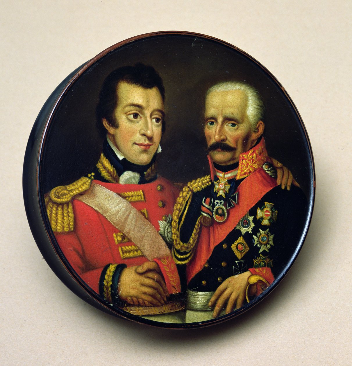Snusboks med portretter av Arthur Wellesley (1769-1852) hertugen av Wellington og Gebbard Leberecht (1742-1819) Field Marshall, Prince von Blucher (malt tre) av English School