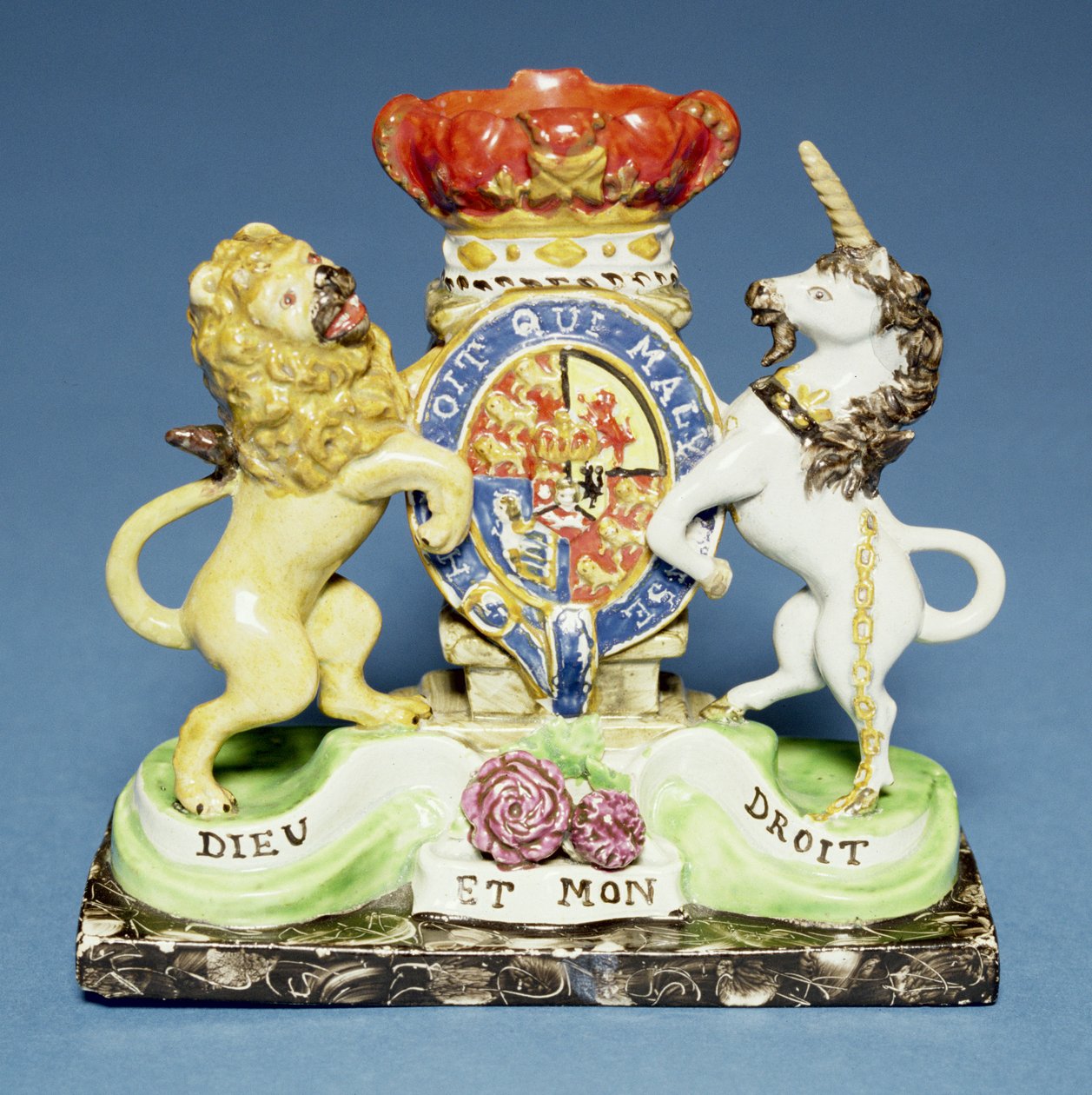 Spillvase, i form av Royal Arms på en sort marmorsokkel, Walton av English School