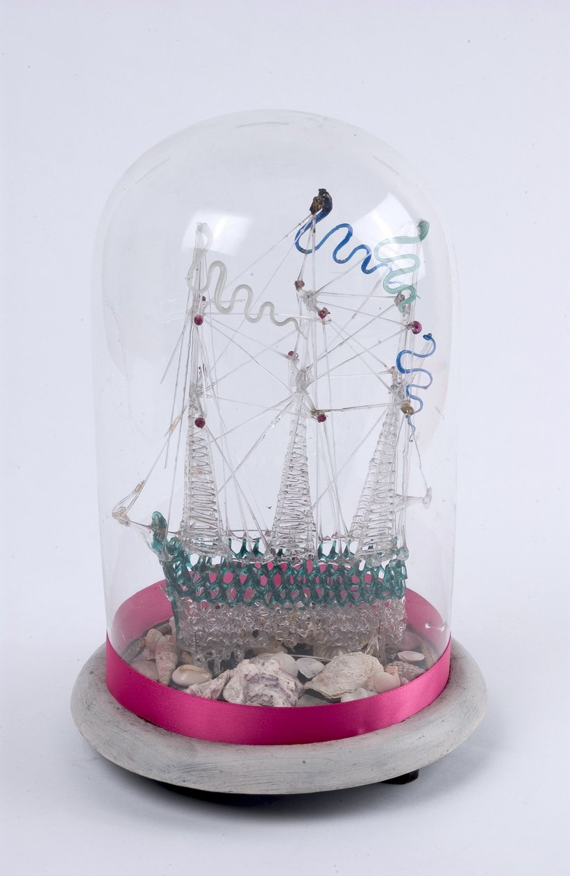 Spunnet glassskip under en glasskuppel, ca. 1820 (glass) av English School