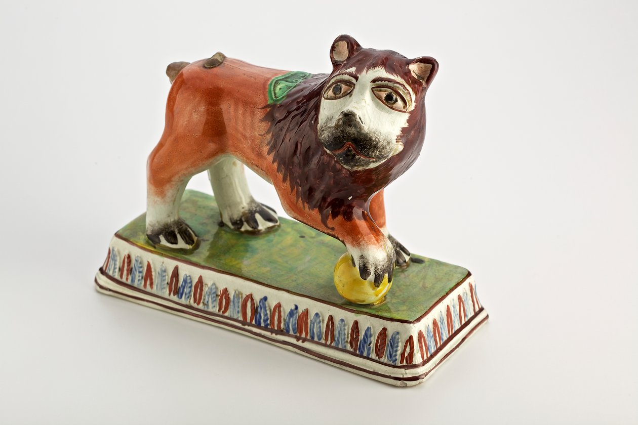 Staffordshire løvefigur på rektangulær base, ca. 1800-50 (lertøy) av English School
