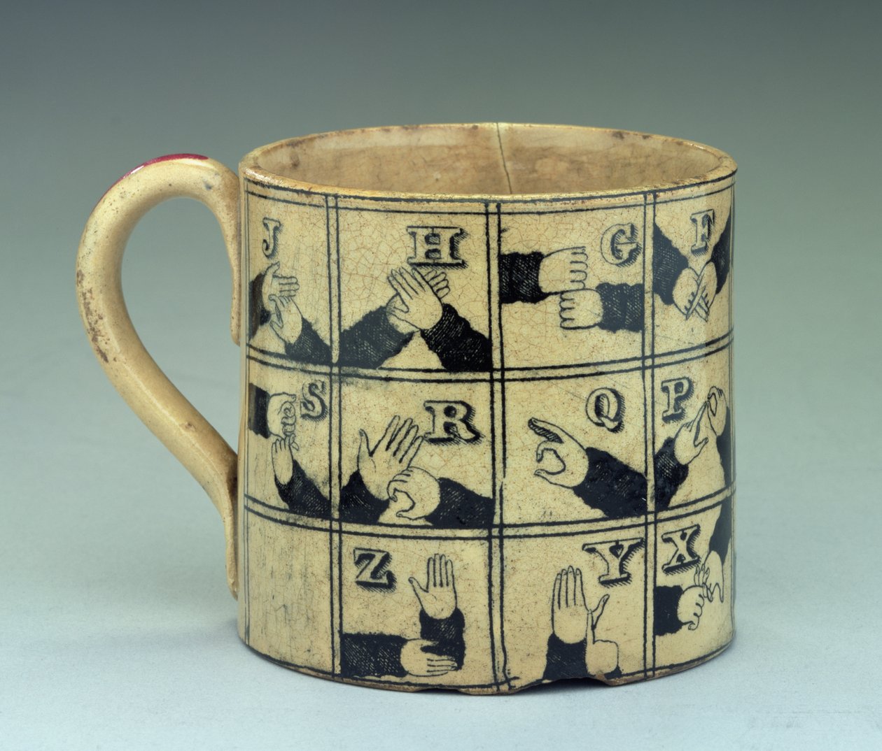 Staffordshire-krus som viser alfabetet på tegnspråk, ca. 1820 (keramikk) av English School
