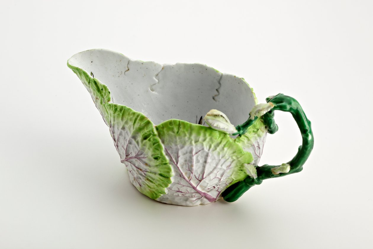 Staffordshire sauceboat dannet av støpte blader og kvisthåndtak, ca. 1749-60 (porselen) av English School