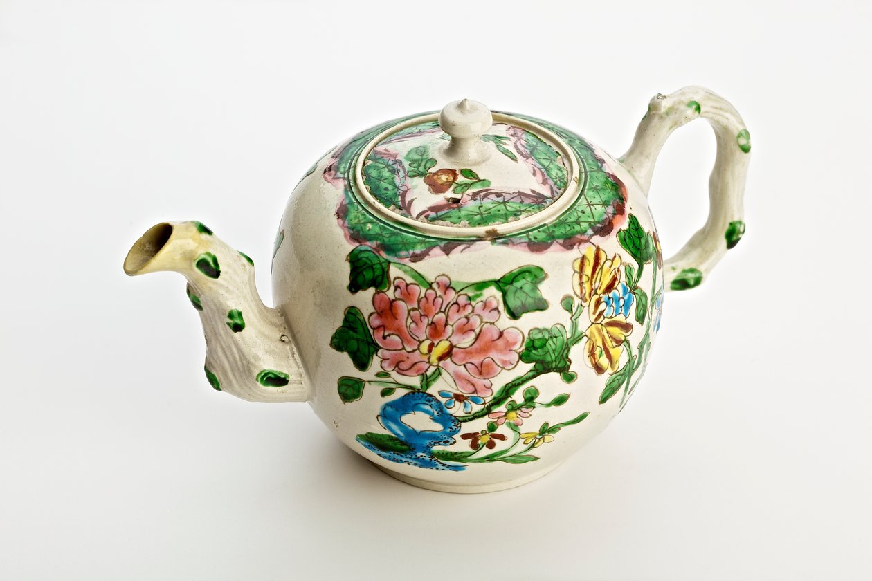 Staffordshire tekanne dekorert med krysantemum, 1760 (saltglasert lertøy) av English School