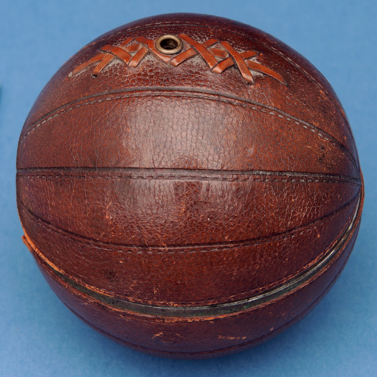 Stringdispenser i form av en fotball (lær) av English School