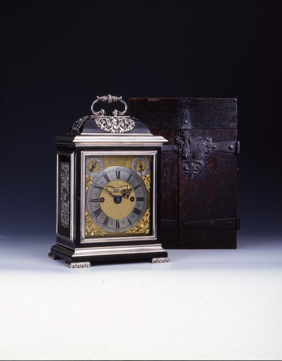 The Barnard Tompion, Tompion and Banger, London, nr. 460, slående brakettklokke, ca. 1708 (ibenholt og sølv) (se også 745882-88) av English School