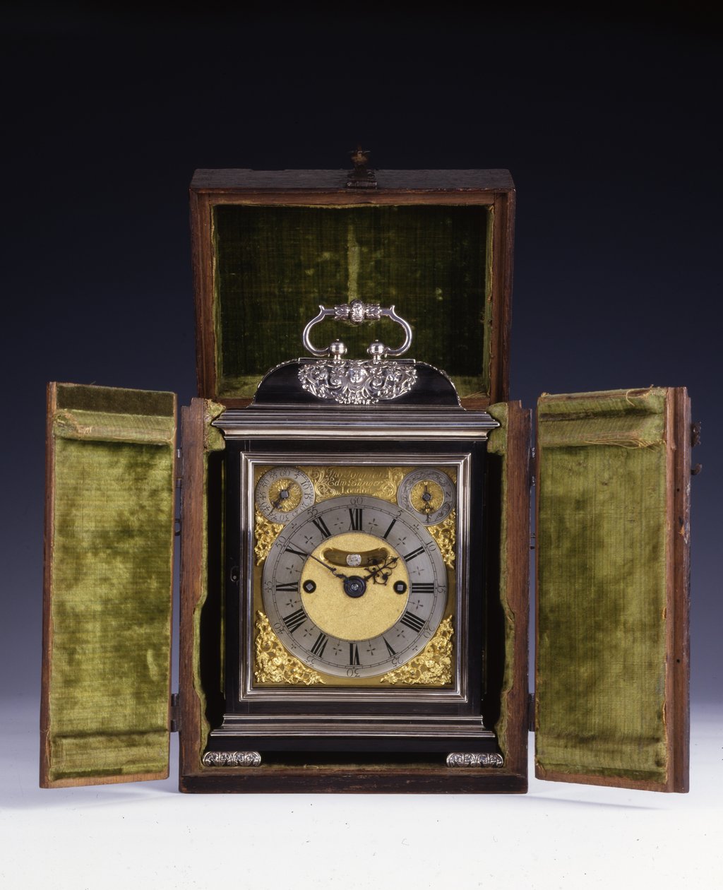 The Barnard Tompion, Tompion and Banger, London, nr. 460, slående brakettklokke, ca. 1708 (ibenholt og sølv) (se også 745882-87) av English School