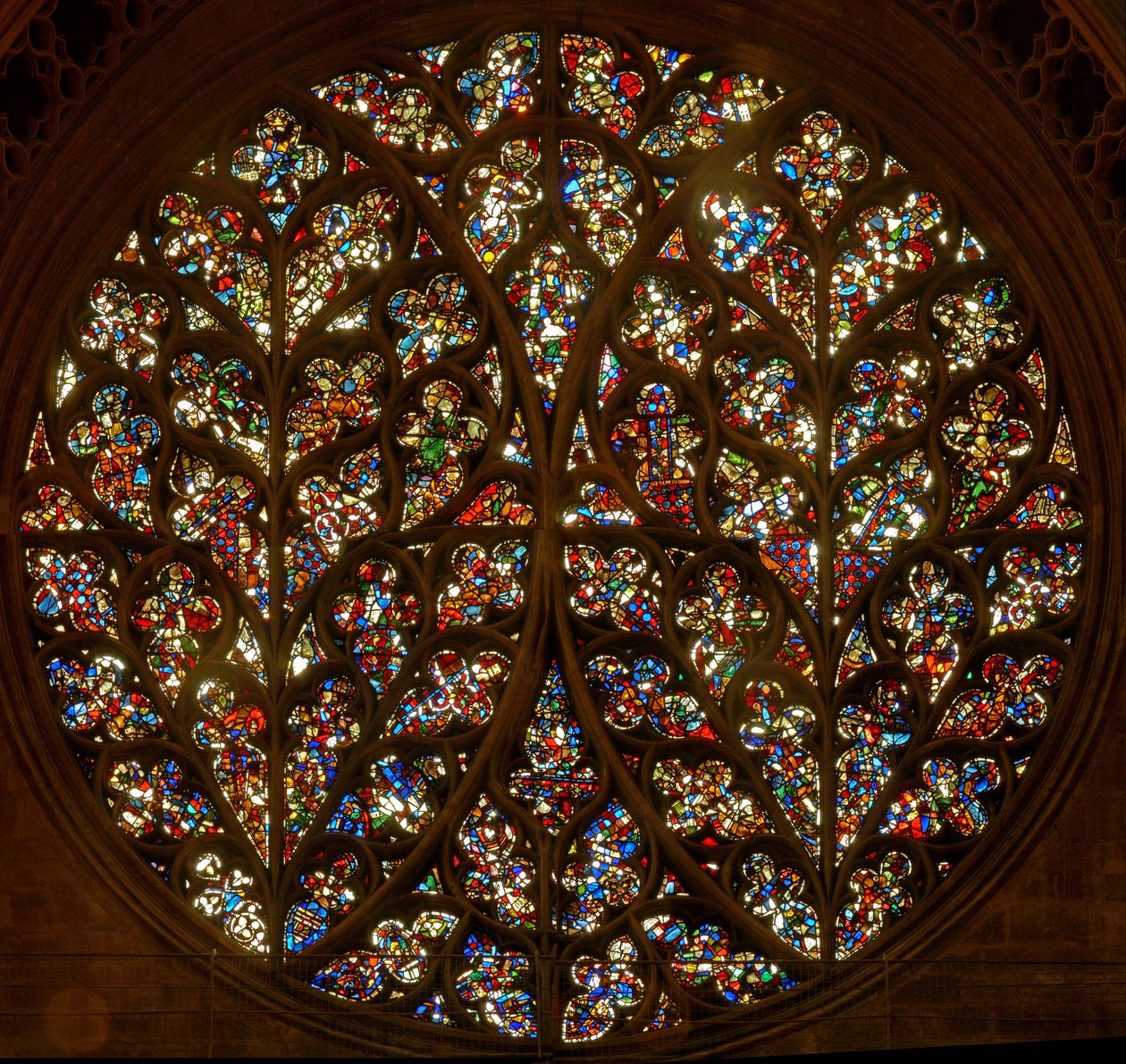 The Bishops Eye med mange tilbakestilte fragmenter (rosevindu - internt) av English School