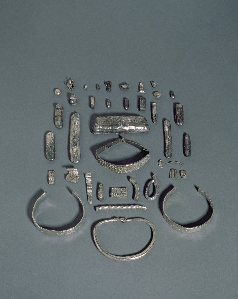 Cuerdale Hoard, Anglo-Saxon and Viking Treasure, funnet på vollen til elven Ribble ved Cuerdale Hall, nær Preston, Lancashire, terminaldato 901-5 e.Kr. (sølv) av English School