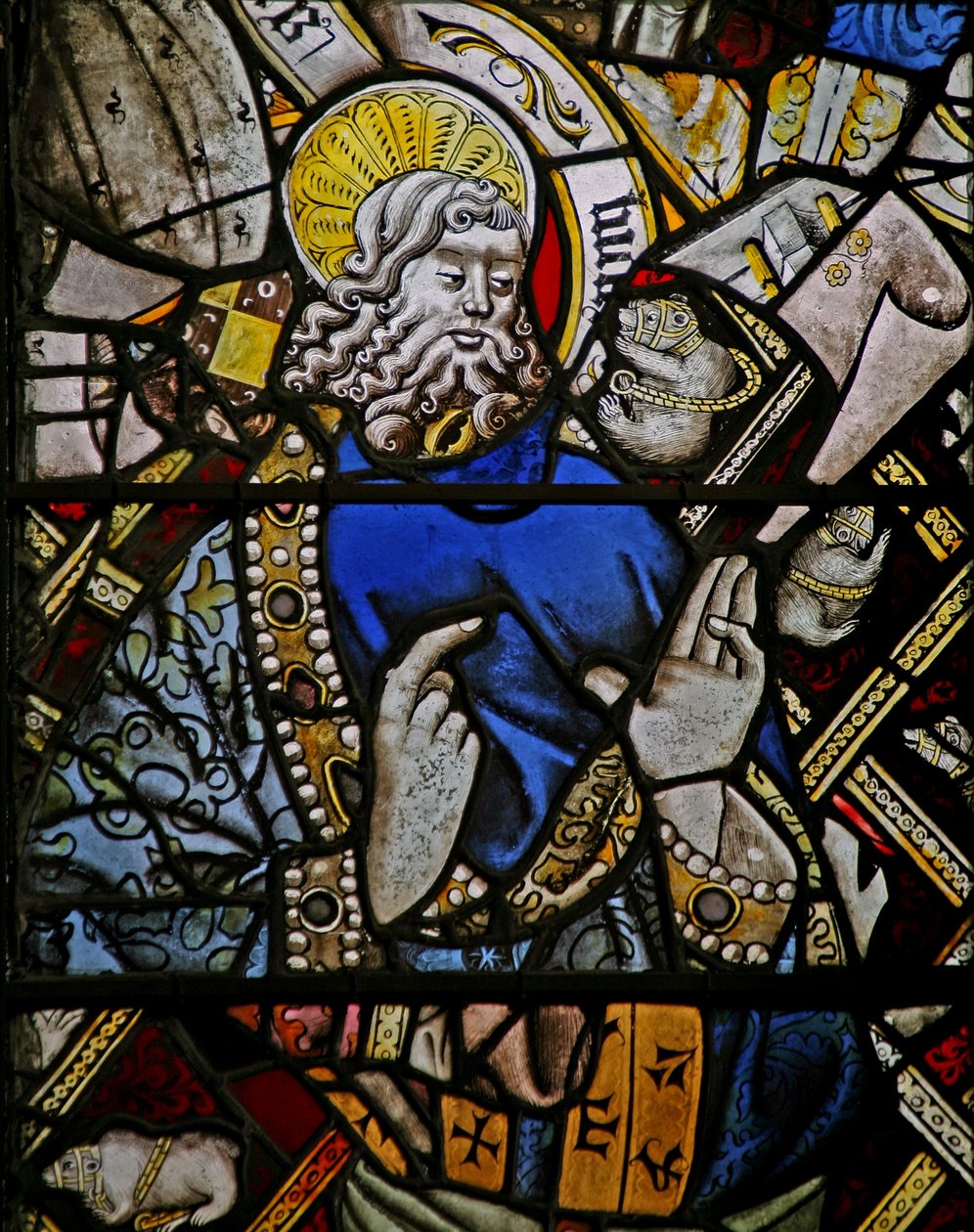 Østvinduet (Ew) som viser en profet (sammensatt figur) med juveler av innfelt farget glass av English School