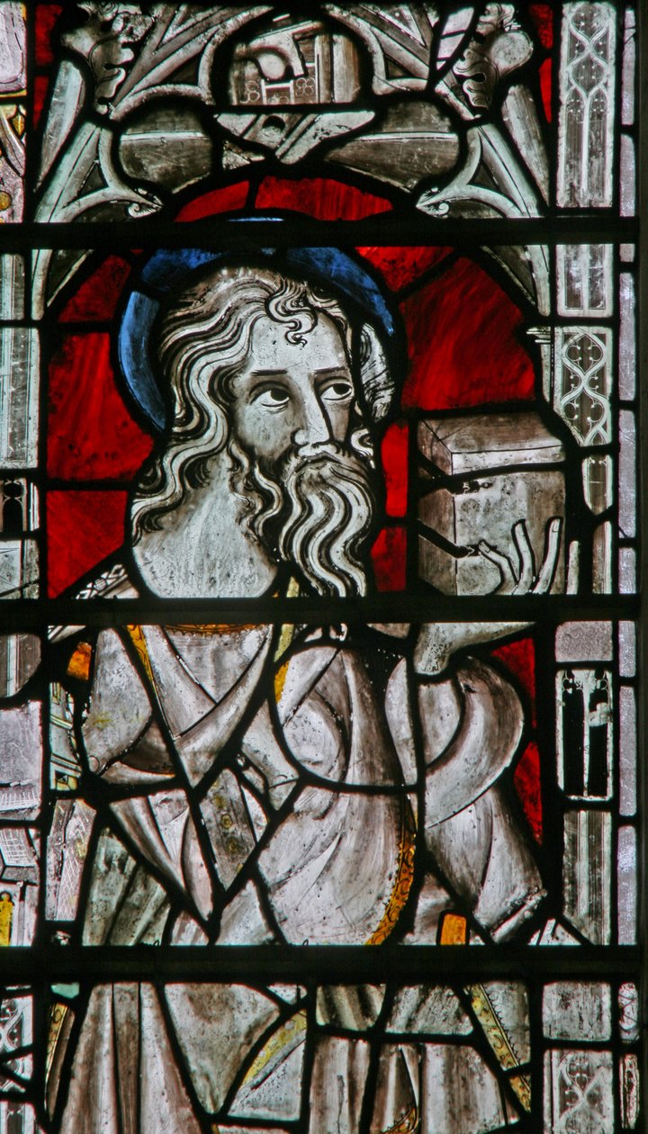 Østvinduet (Ew) som viser en apostel (St. Matteus?) av English School