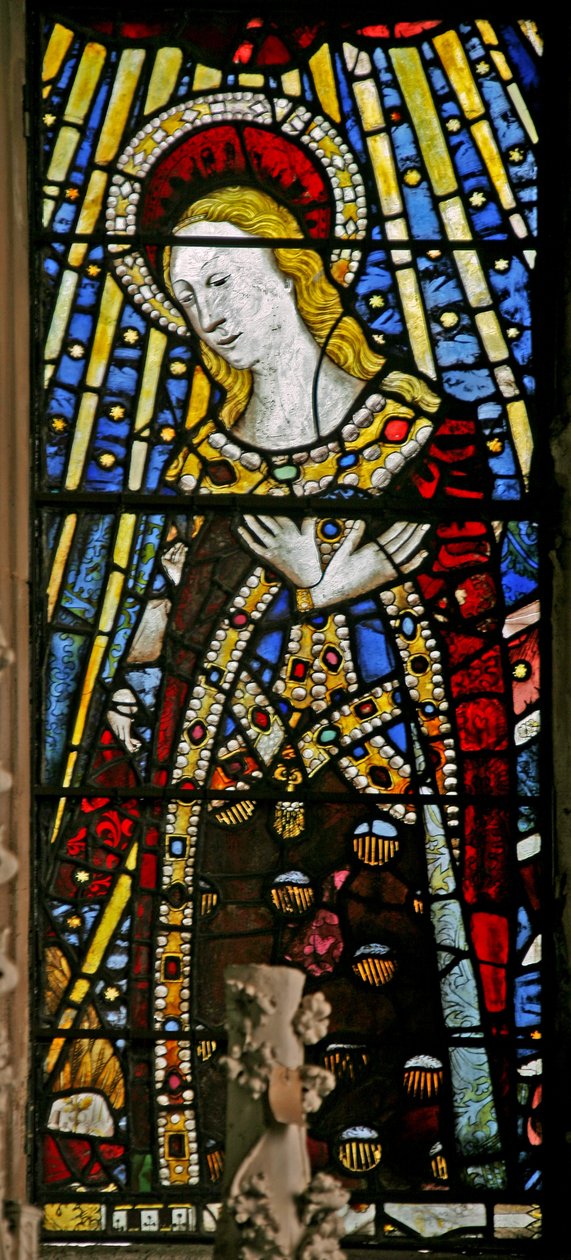 Østvinduet (Ew) som viser Jomfru Maria (sammensatt figur) - med juveler av innfelt glass av English School