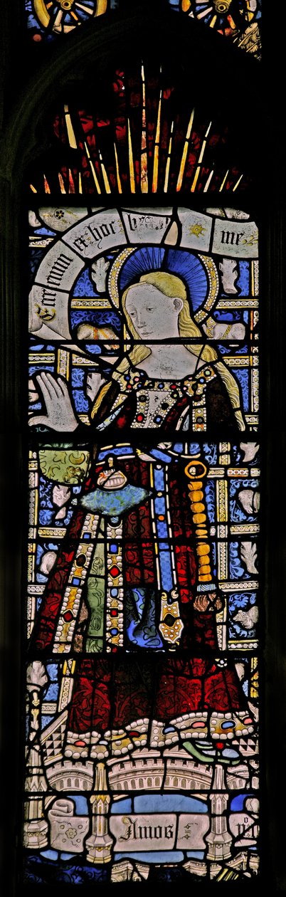 Østvinduet (Ew) som viser Jomfru Maria (sammensatt figur) - med juveler av innfelt glass av English School