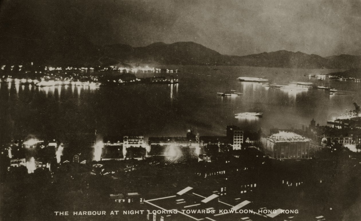 Havnen om natten ser mot Kowloon, Hong Kong, fra et album med fotografier relatert til tjenesten til Pte H. Chick, 1940 av English School