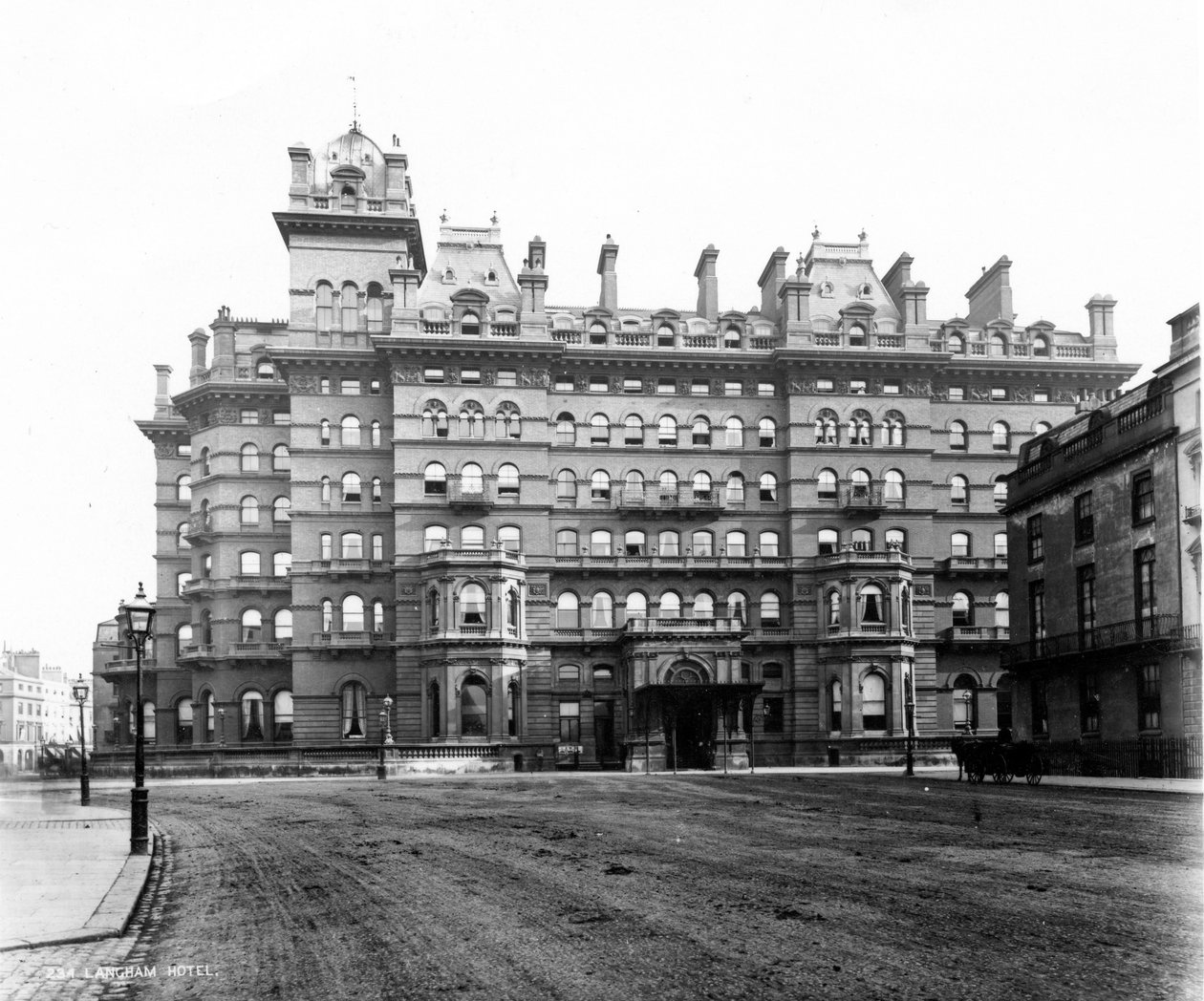 The Langham Hotel fra Portland Place, 1896 (fotografi) av English School