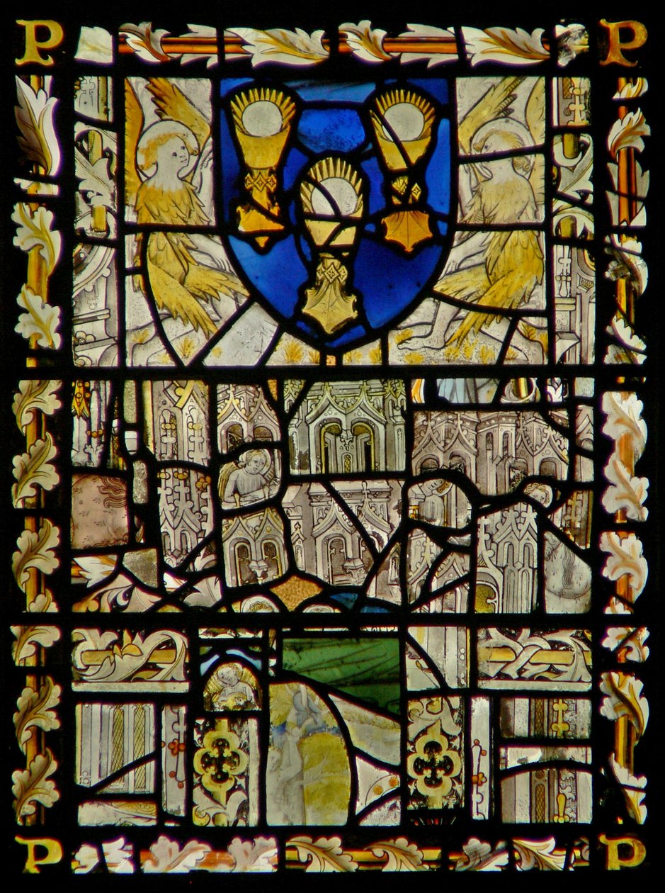Østvinduet viser et skjold med emblemer av sakramentet; fragmenter av baldakin med figurer av English School