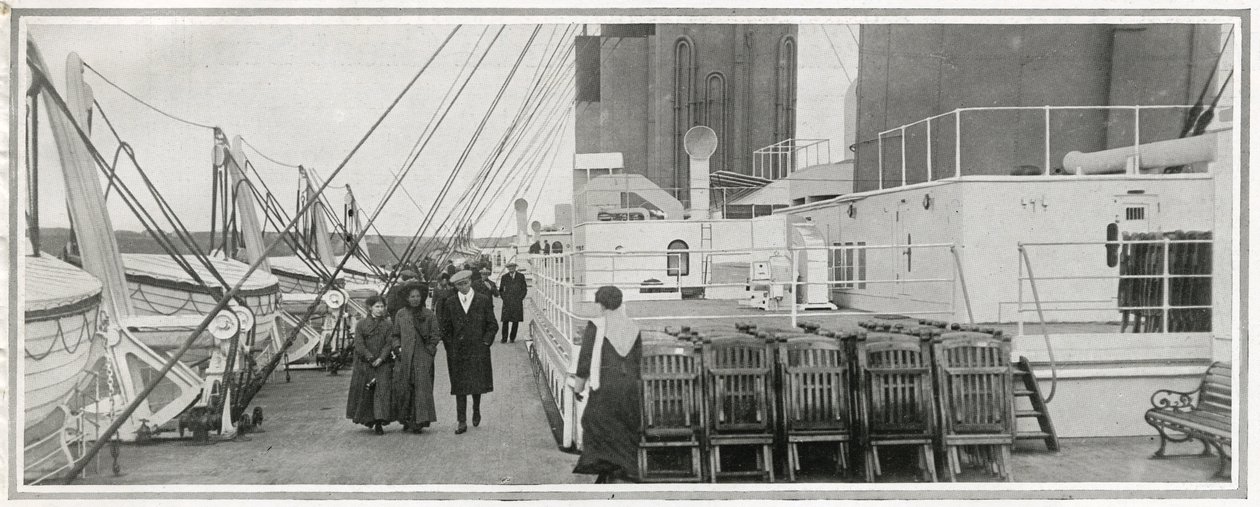 Promenadedekket på Titanic, fra 'The Sphere', 20. april 1912 (litho) (detalj av 450874) av English School