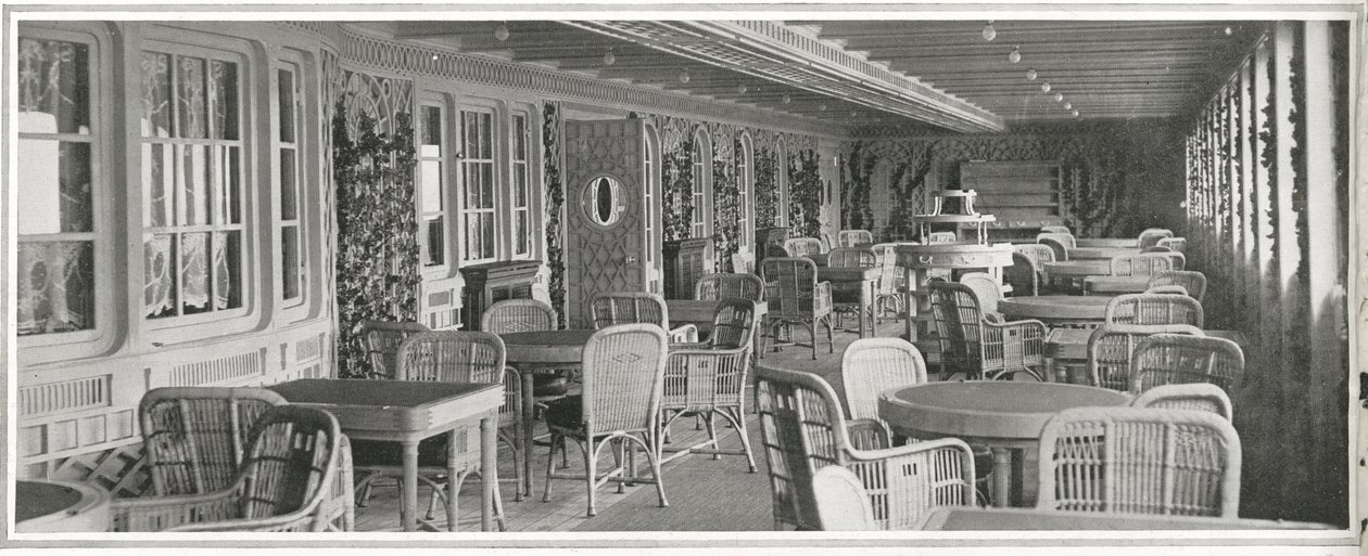 Den overdådige parisiske kafeen på Titanic, med espalier og klatreplanter, fra 