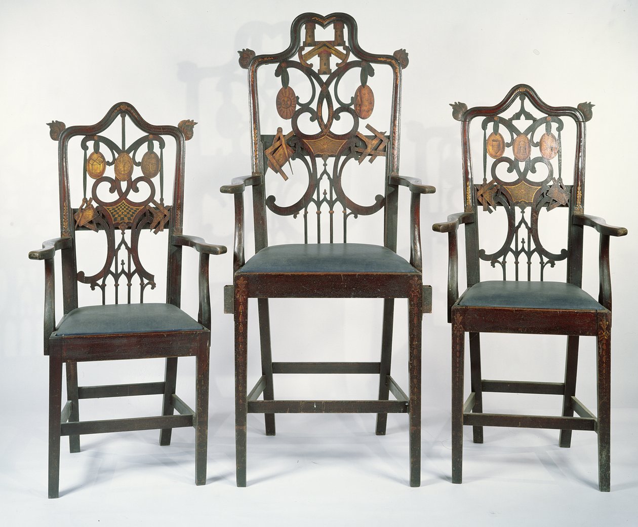 Tre georgiske frimurerstoler, ca. 1790 (mahogni) av English School