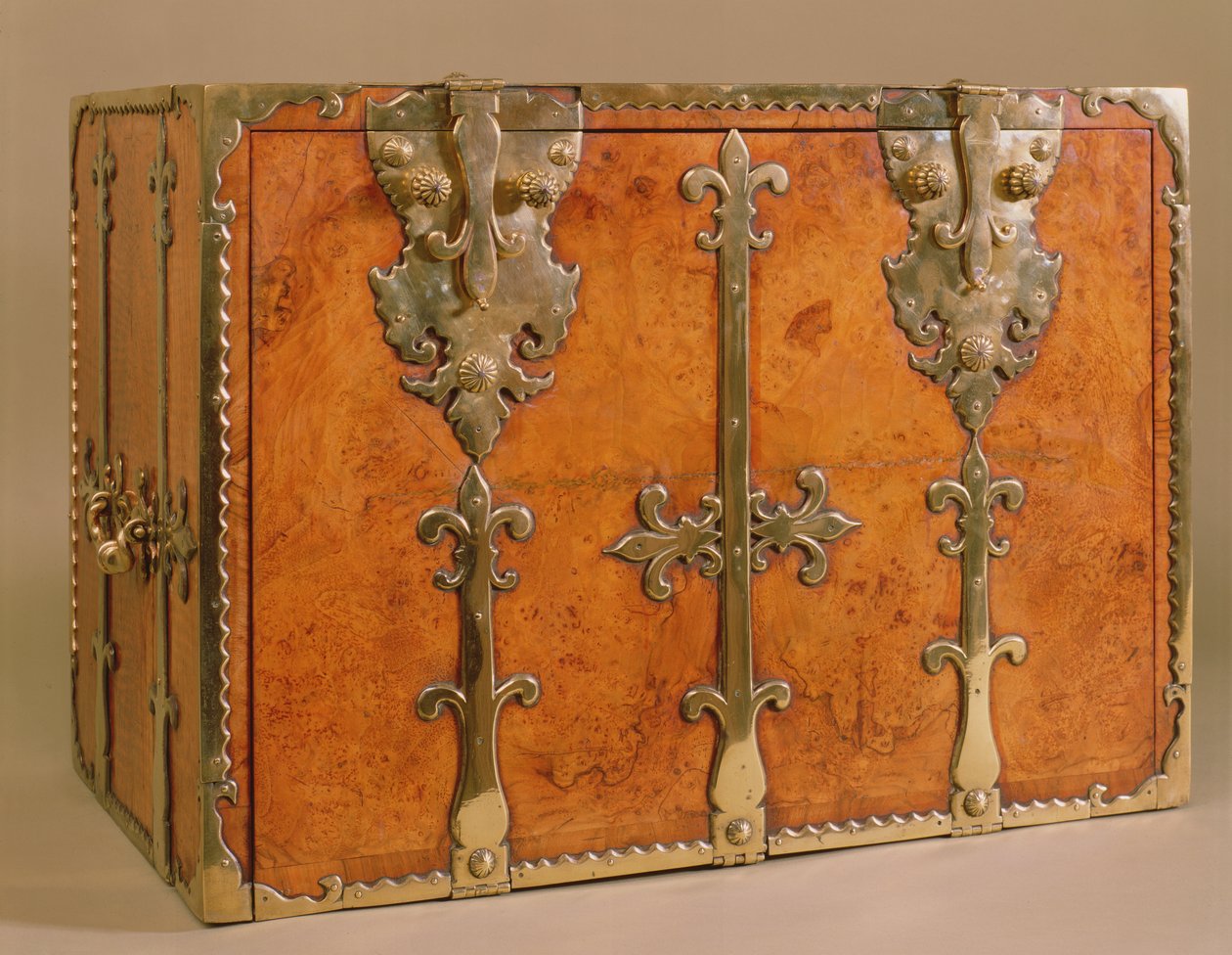 Reisende sekretær med fester av forgylt bronse, ca. 1700 (valnøtt) av English School