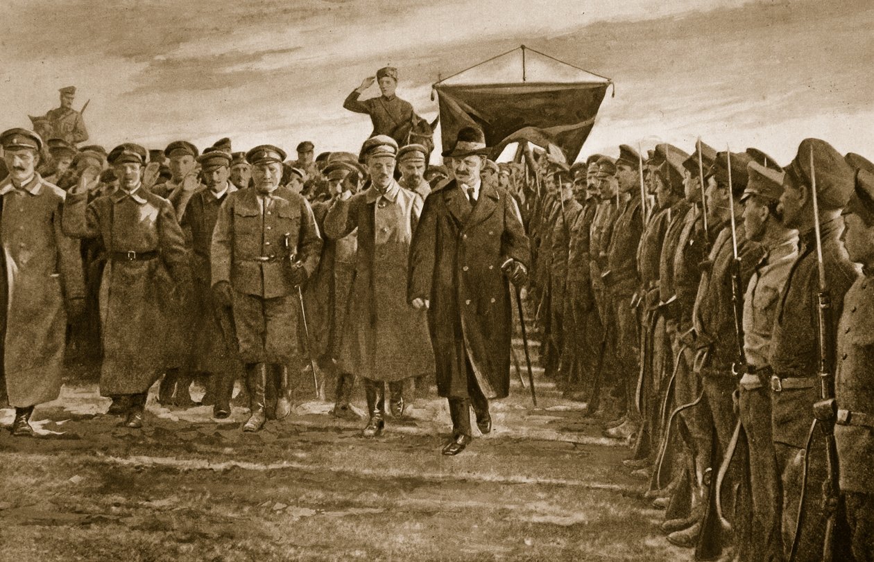 Trotsky, Russlands bolsjevismekommissær for krig, inspiserte et regiment av Letts, som utgjorde eliten til den røde hæren, 1914-19 av English School