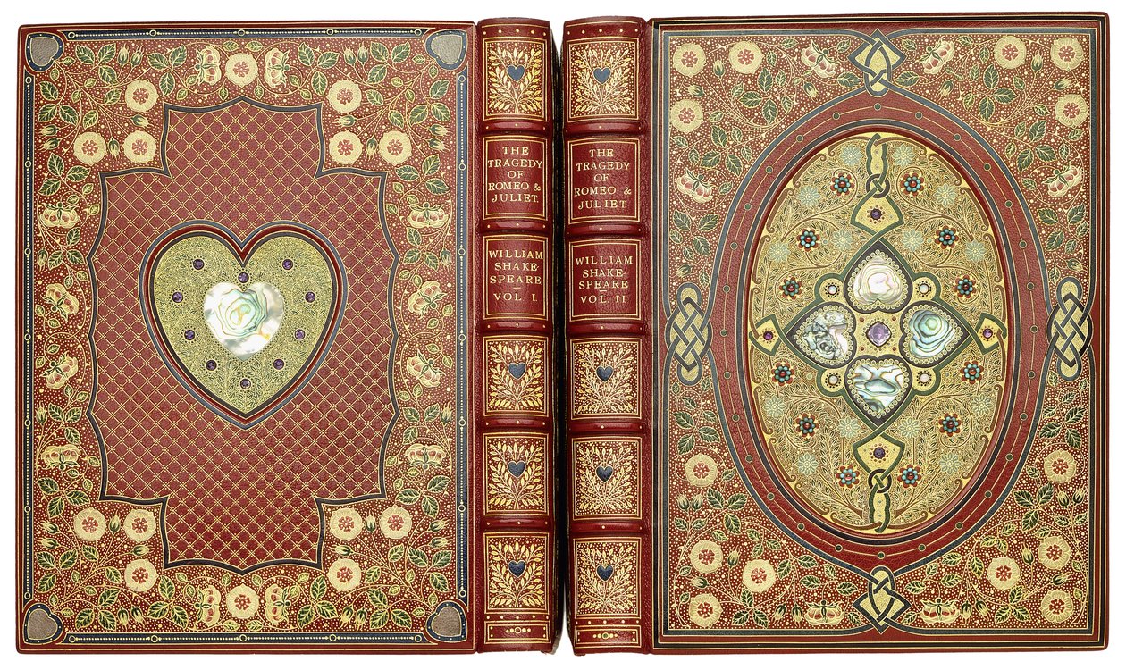 Øvre og nedre dekselsett, med hjerte- og blomsterdesign, ca. 1920 av English School