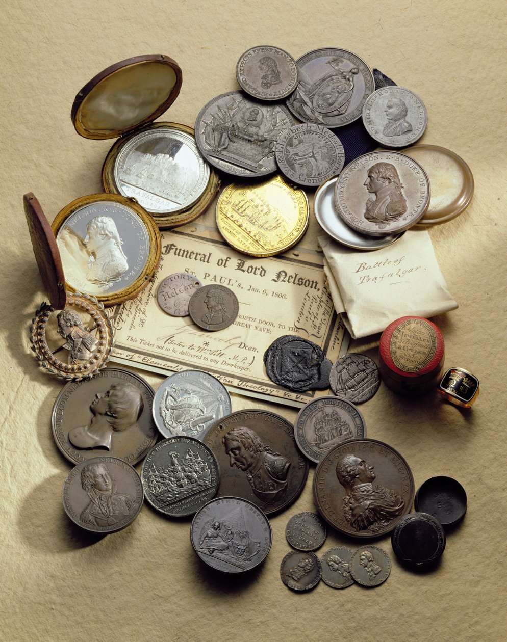 Ulike medaljer og gjenstander knyttet til admiral Lord Nelson, 1798-1806 av English School