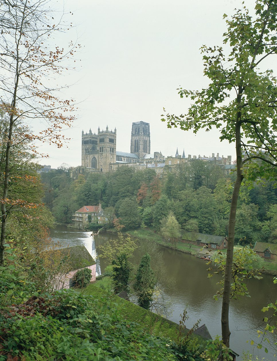 Utsikt over Durham Cathedral over elven Wear, startet 1093 av English School