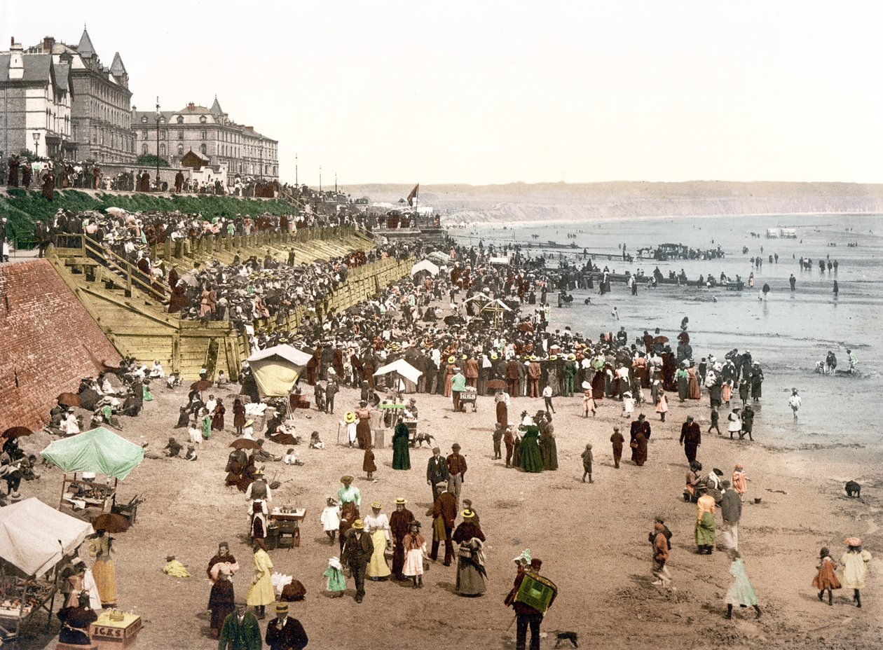 Utsikt over en engelsk strand (håndfarget bilde) av English School
