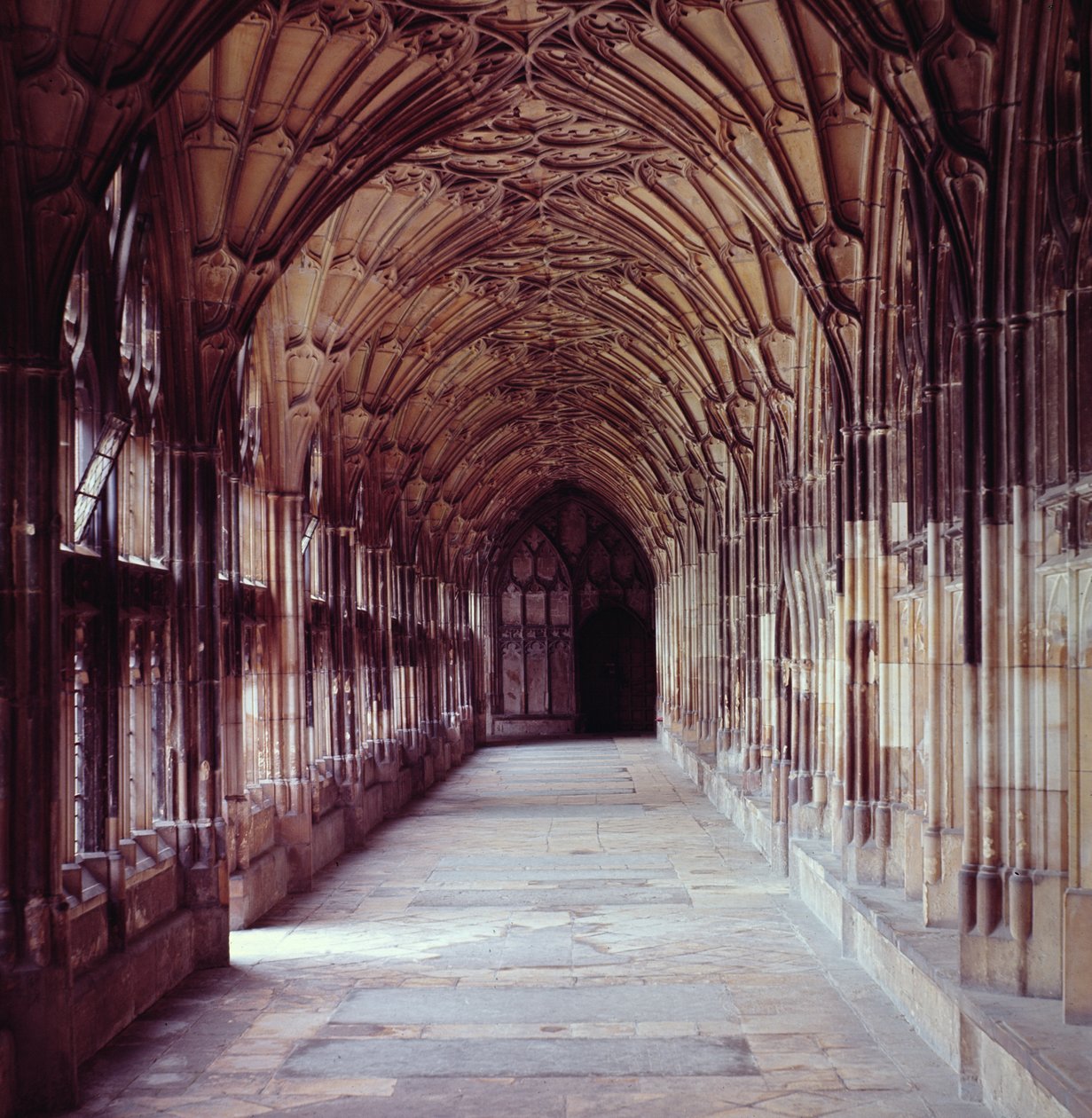 Utsikt over klosteret, ca. 1355 av English School
