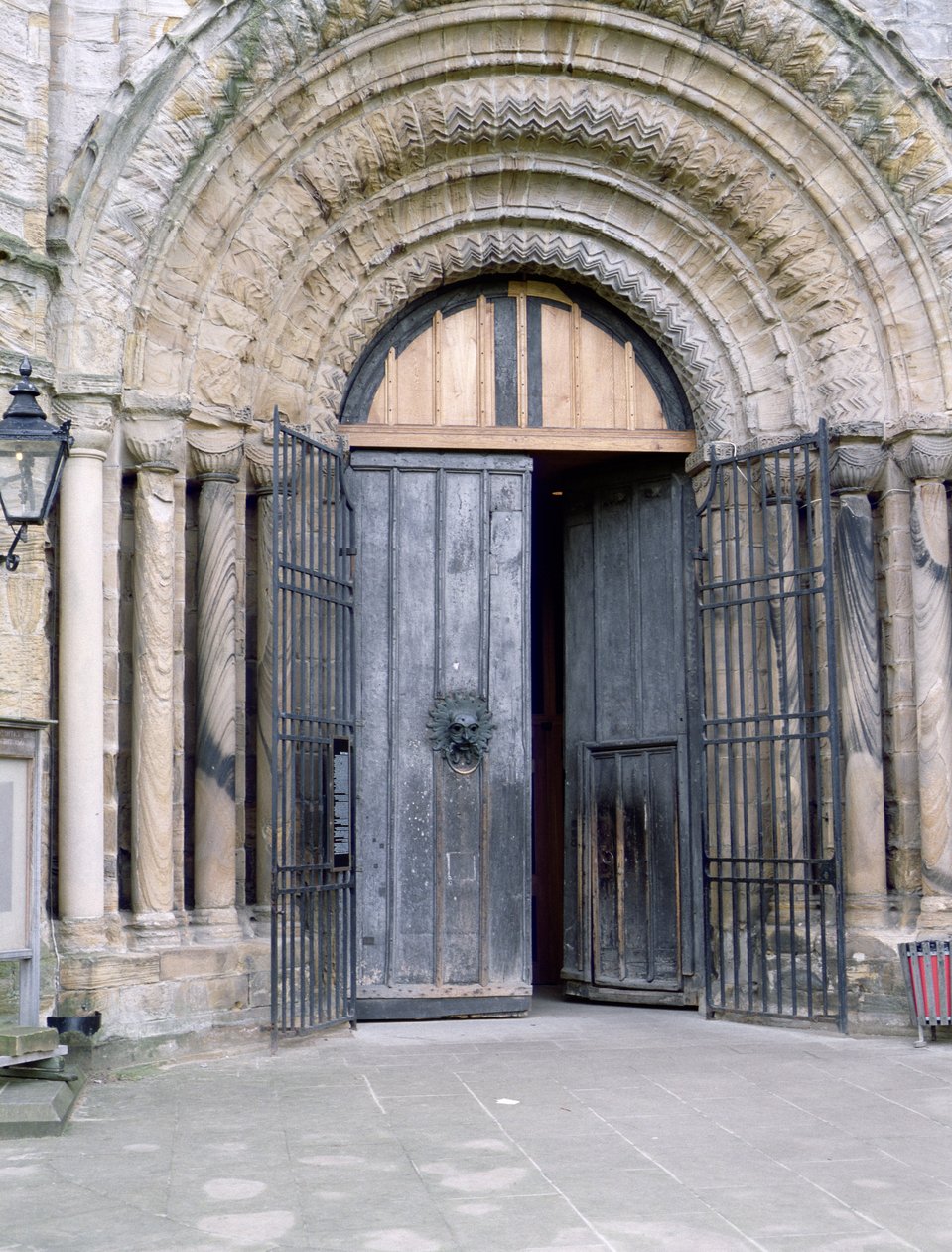 Utsikt over norddøren til Durham Cathedral (bilde) av English School