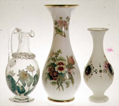 Vannkanne, dekorert med vannliljer i keramisk maling omsluttet av krystall, av Henry G. Richardson, midten av 1800-tallet; to opalglassvaser av Henry G.Richardson, sent på 1800-tallet; opal glassvase med emaljemaleri, sent på 1800-tallet (glass) av English School