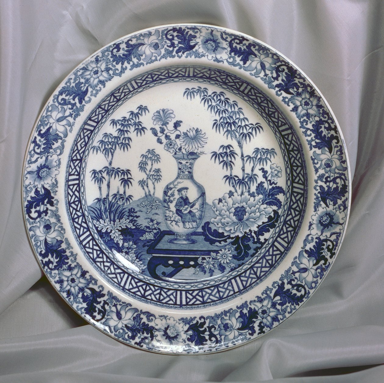 Wedgwood Blue trykt plate, kinesisk vasemønster, ca. 1810 (keramikk) av English School