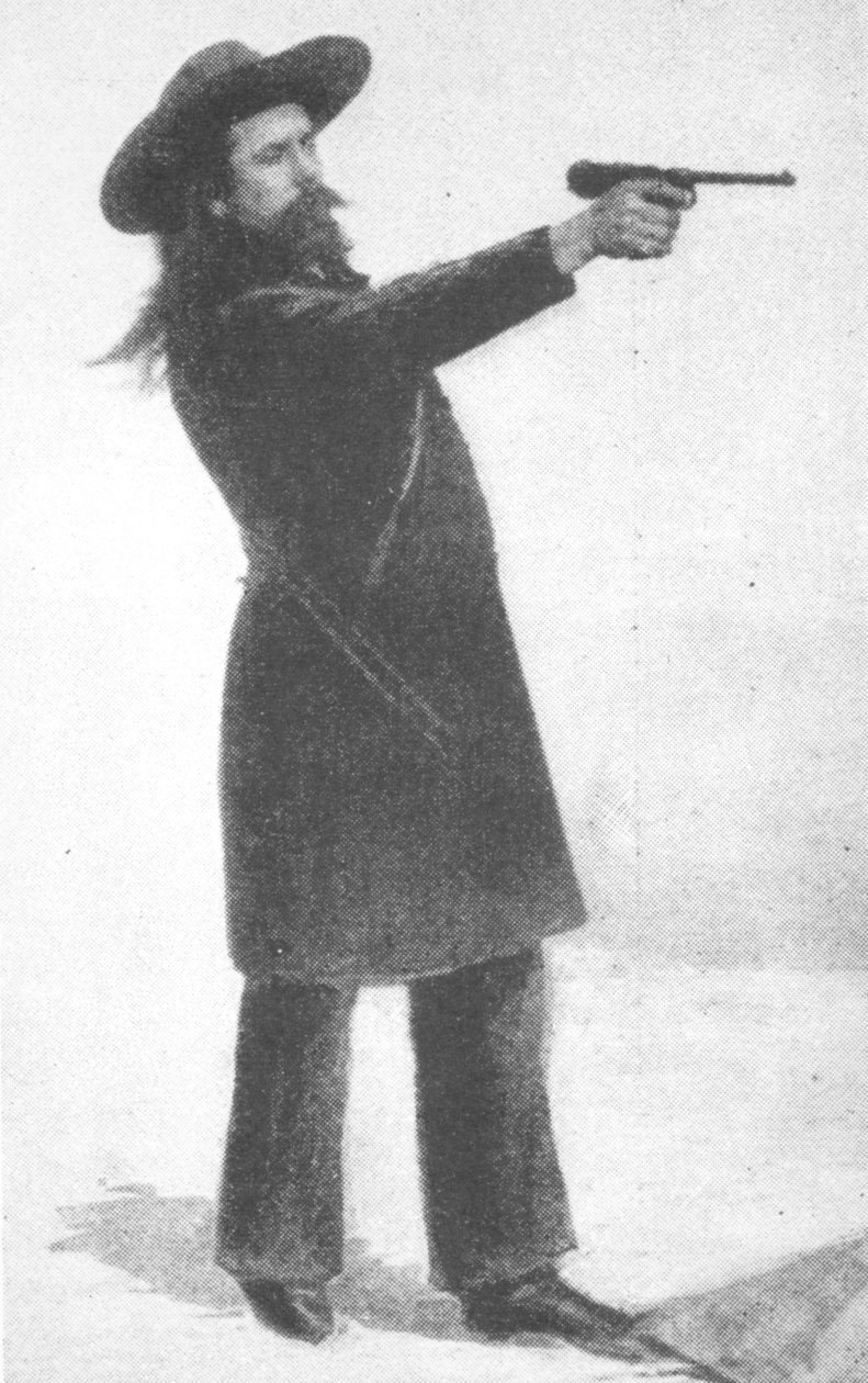William F. Cody (Buffalo Bill) med sin nye pistol av English School
