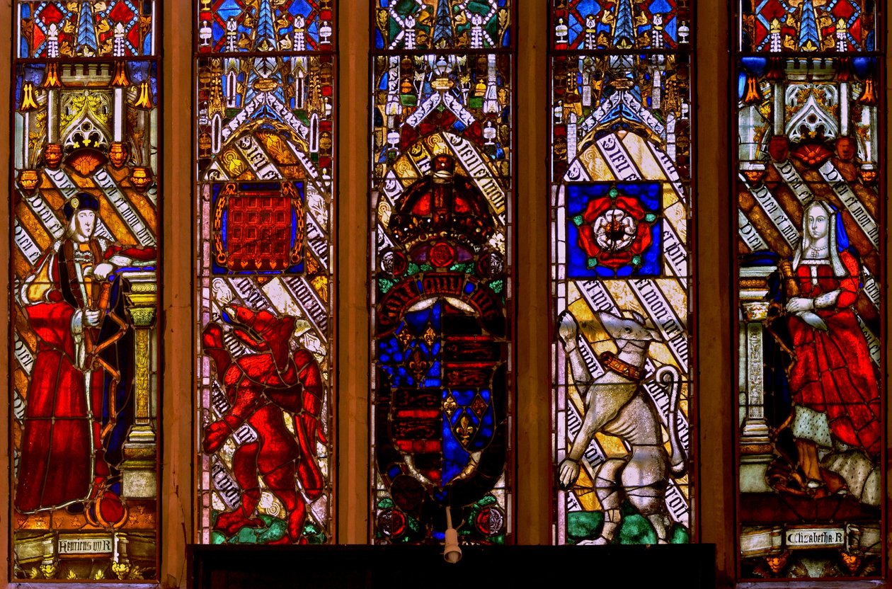 Window Ew som viser armene til Henry VII og Elizabeth av York med støttespillere av English School