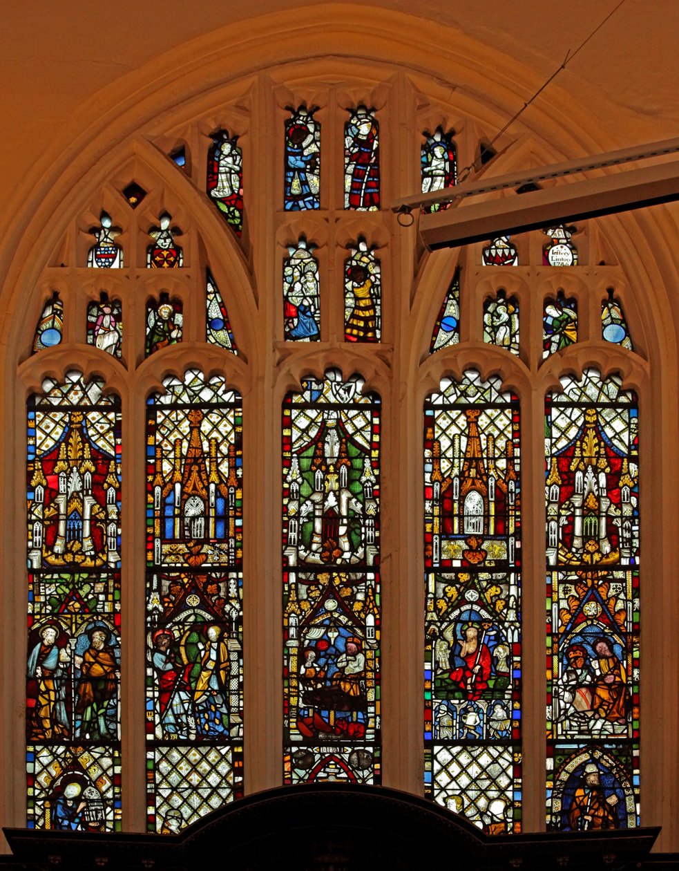Window Ew som viser østvinduet med paneler fra 1300-tallet fra den forrige kirken av English School