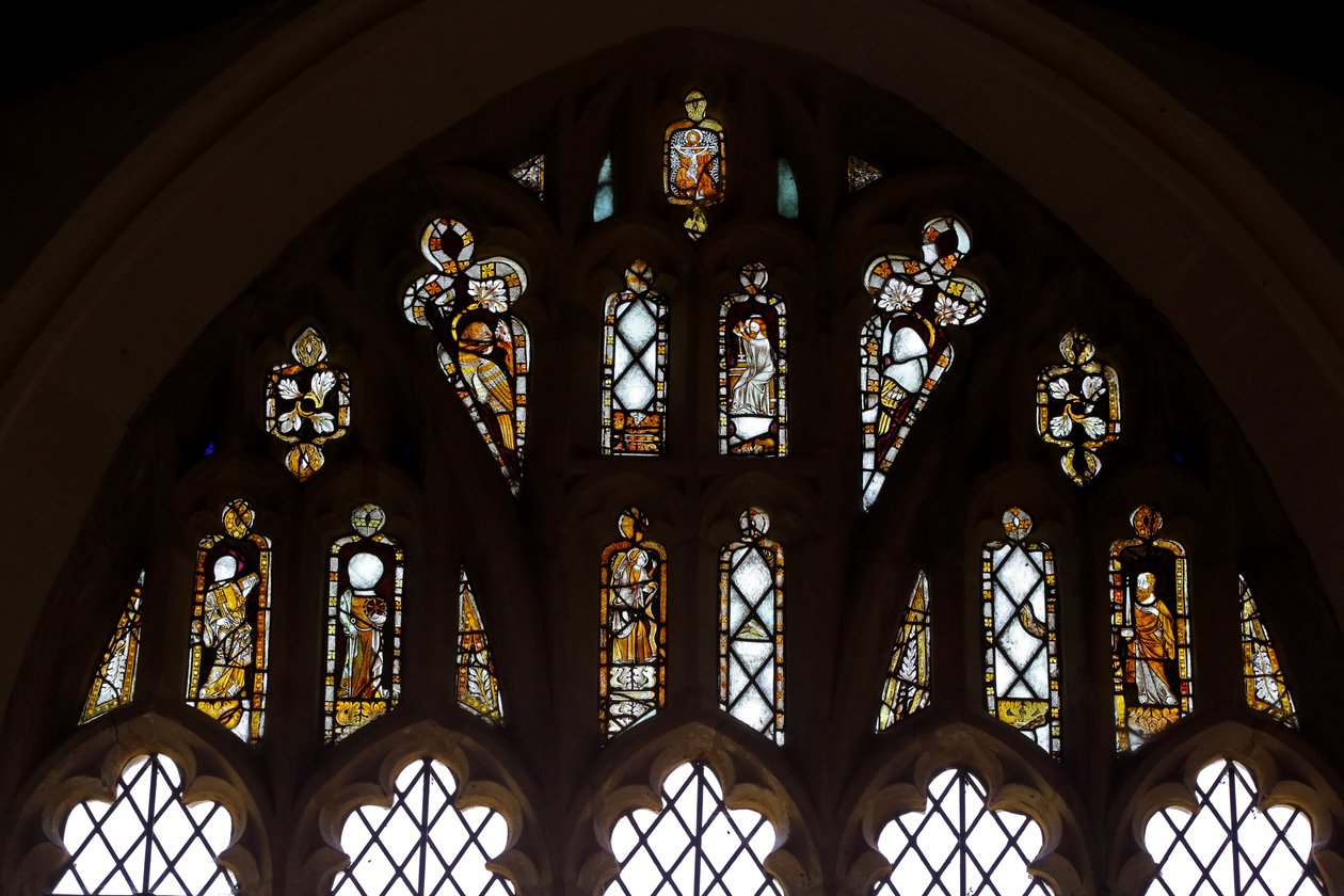 Window Ew som viser tracery-lysene med Gud, Treenigheten, St. Peter. St Paul, St Catherine og Gabriel: og en fugl av English School