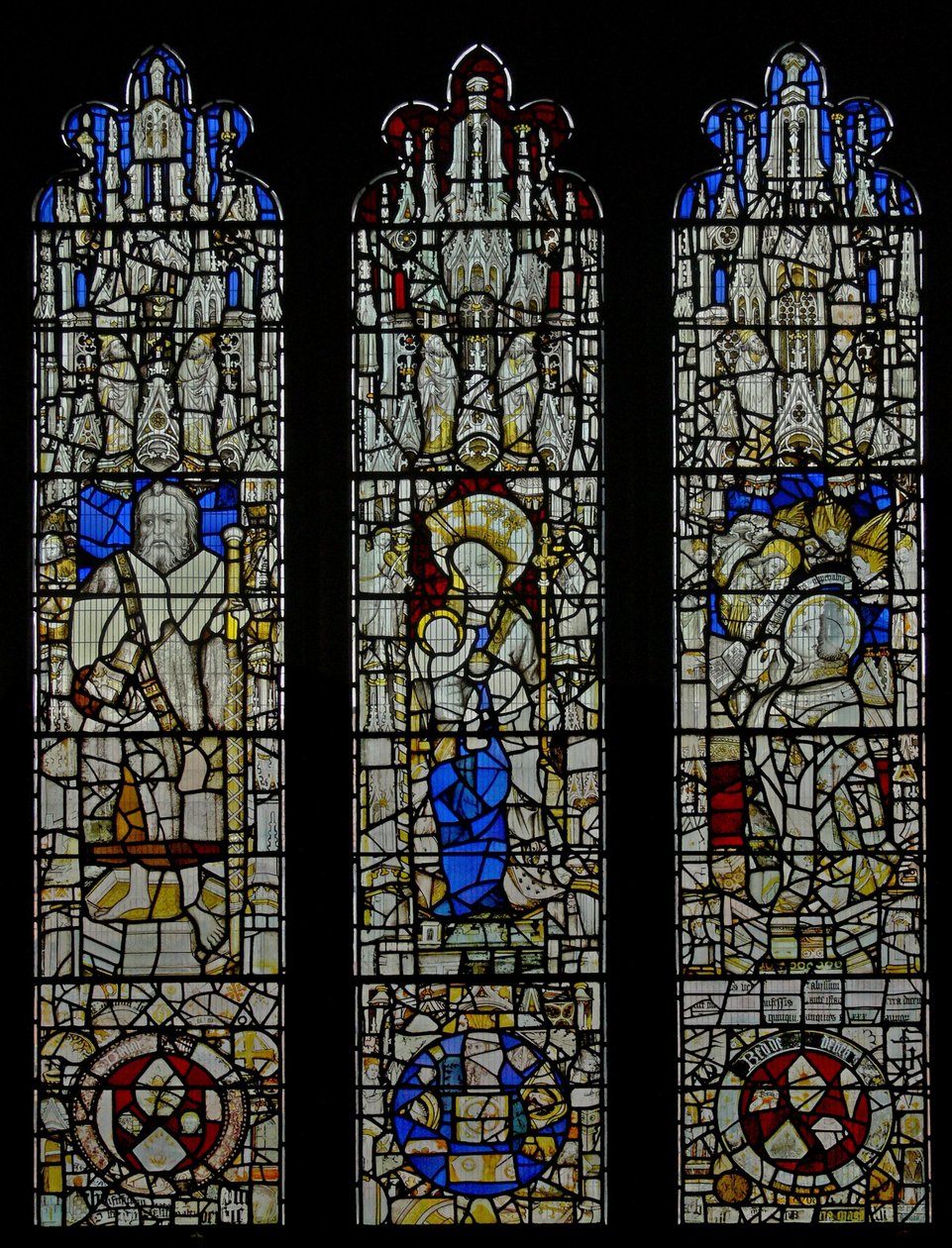 Windows6 skildrer St James, the Virgin and Child, messen til St Gregory av English School