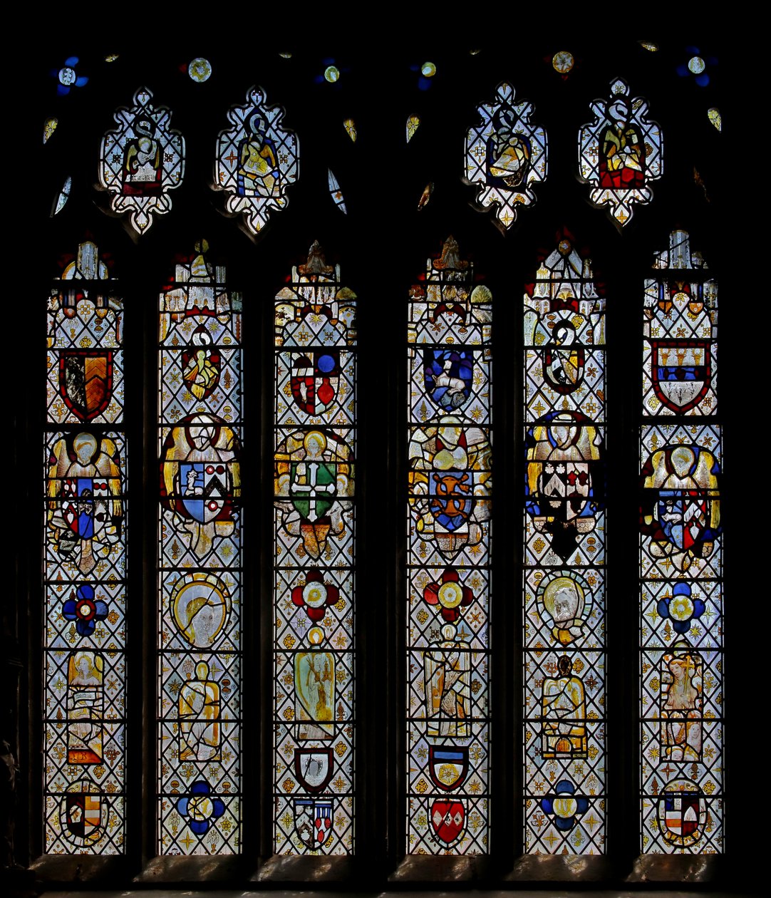 Window St Nectan Chapel Sw som viser engler med våpenskjold; tilbakestill engler, hoder og rundeller. de fire evangelistenes symboler av English School