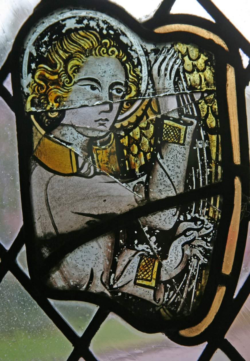 Window in the Cloisters som viser en musikerengel med en harpe av English School