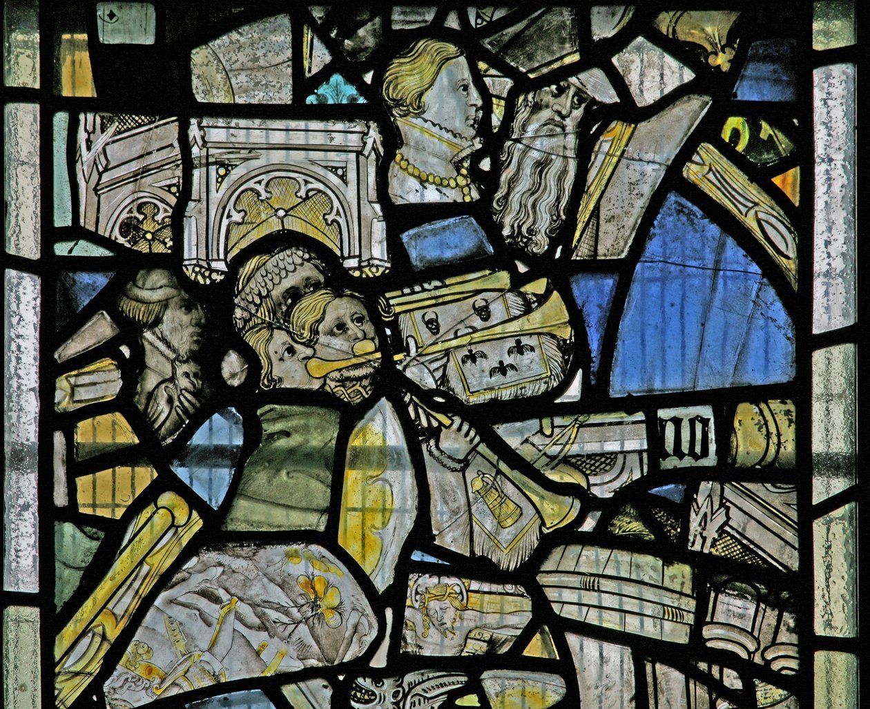 Window s3 som viser detaljer inkluderer trompetister, fragmenter fra en korsfestelsesscene, hoder og arkitektoniske detaljer av English School