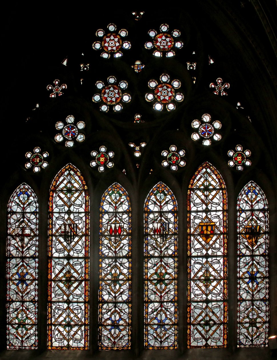 Vindu s5 som viser geometrisk grisaille og rundeller i tracery-lysene av English School