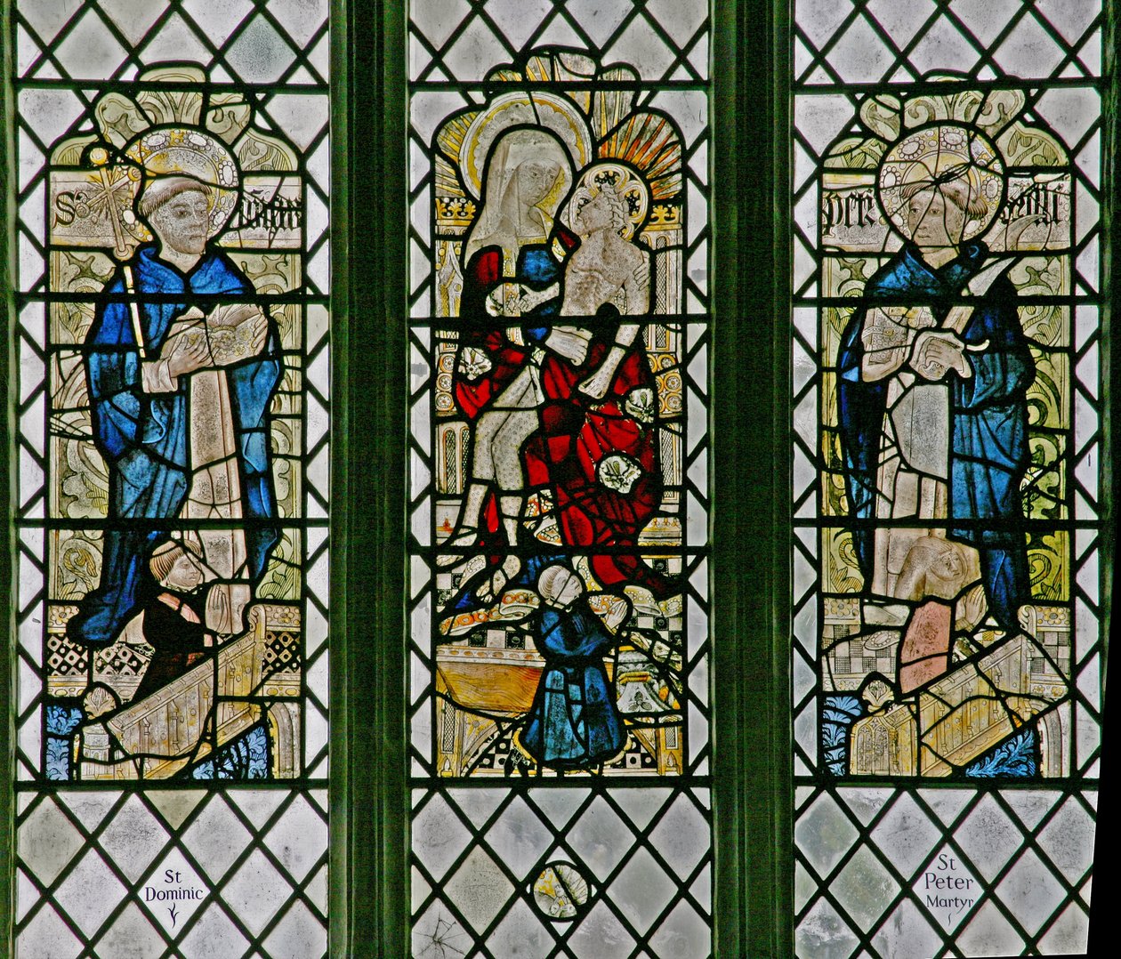 Vindu w4 som viser Pietaen med St Dominic og St Peter Martyr: små donorfigurer av English School