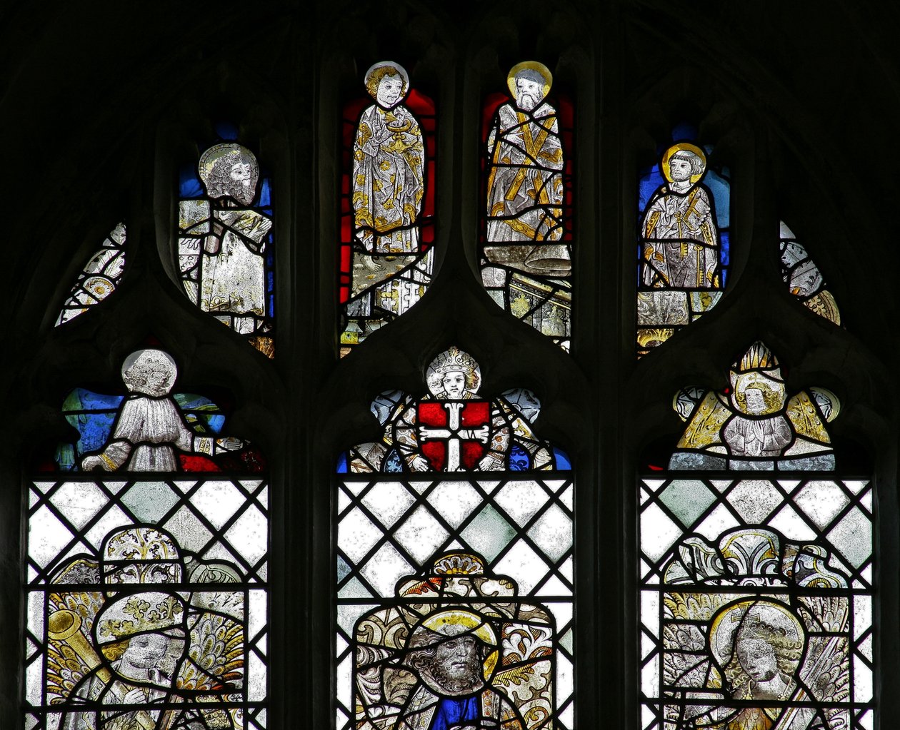 Vindu w8 som viser St John, St John the Baptist, St Andrew og St Peter av English School
